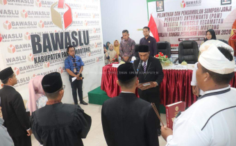 Ketua Bawaslu Kabupaten Parigi Moutong Lantik PAW Anggota Panwaslu Kecamatan